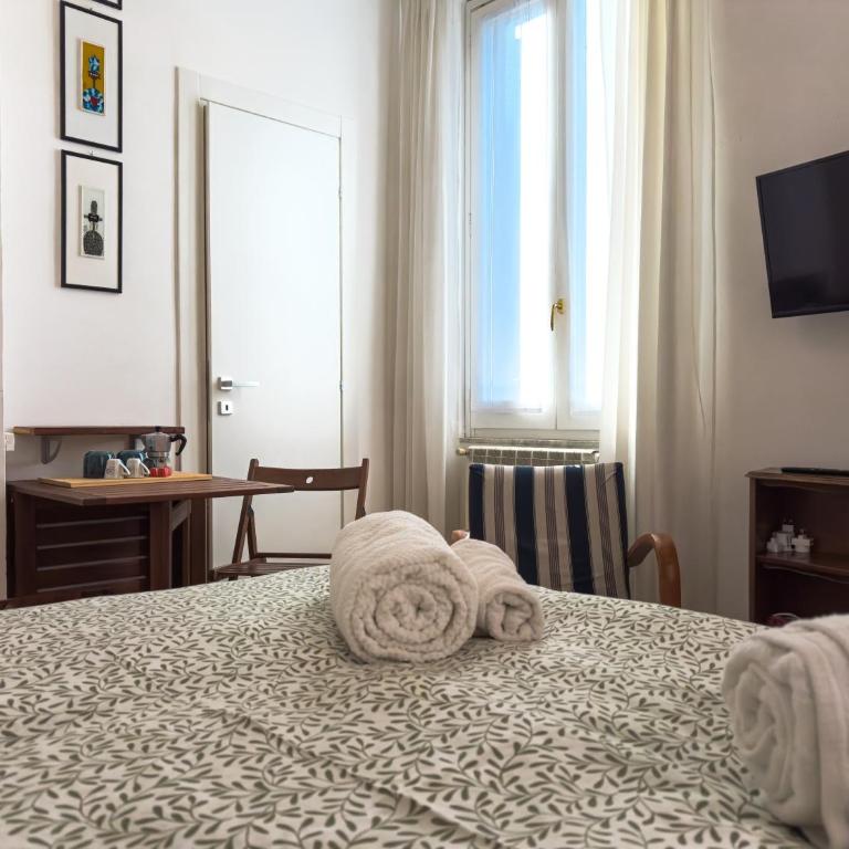 Laura's Rooms - Double or Twin Room with Private Bathroom - 6