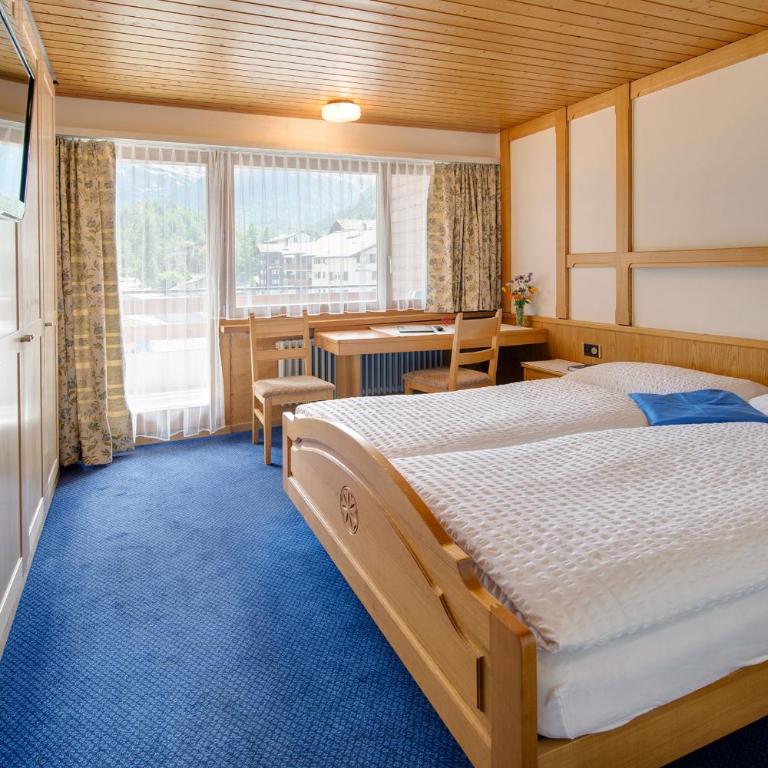 Hotel Parnass - Doppelzimmer mit Balkon und Blick zum Matterhorn - 2