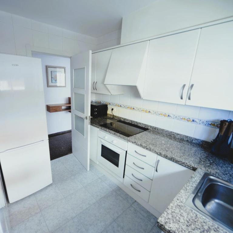 ESTORIL I Orange Costa - Two-Bedroom Apartment with Balcony and Terrace - 12