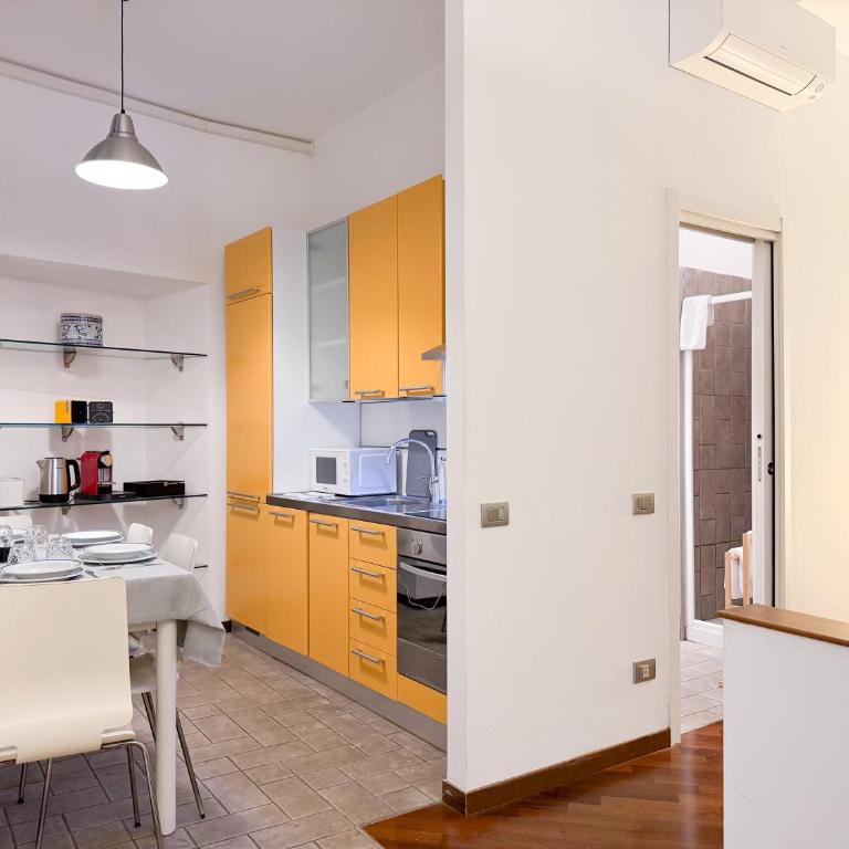 Voltiva House - in the Heart of Como Old Town - One-Bedroom House - 2