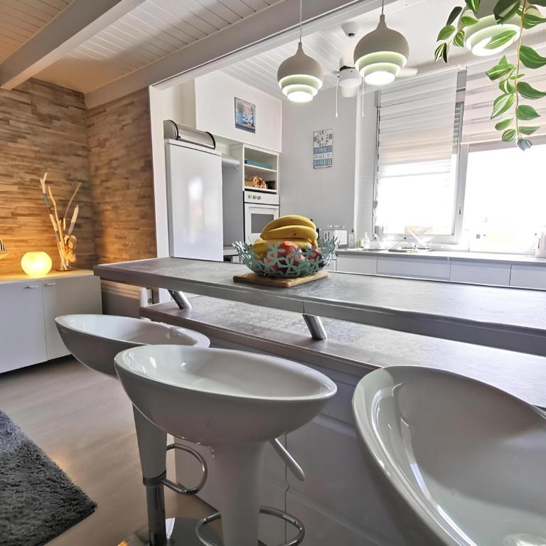 Duplex 2 chambres proche golf, wifi, plage Richelieu et ile des loisirs dans quartier calme Saint Martin - Apartment mit 2 Schlafzimmern - 1