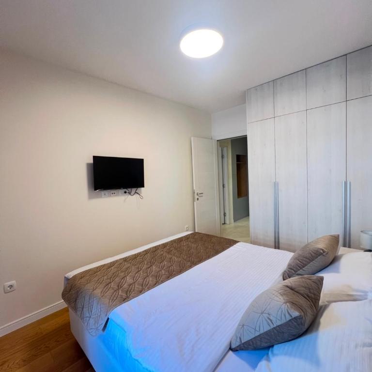 White Homes Apartments • Central Point - Superior One-Bedroom Apartment with Balcony - 2