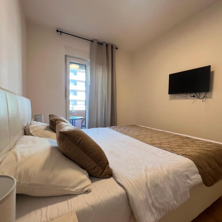 White Homes Apartments • Central Point - Superior One-Bedroom Apartment with Balcony - 9