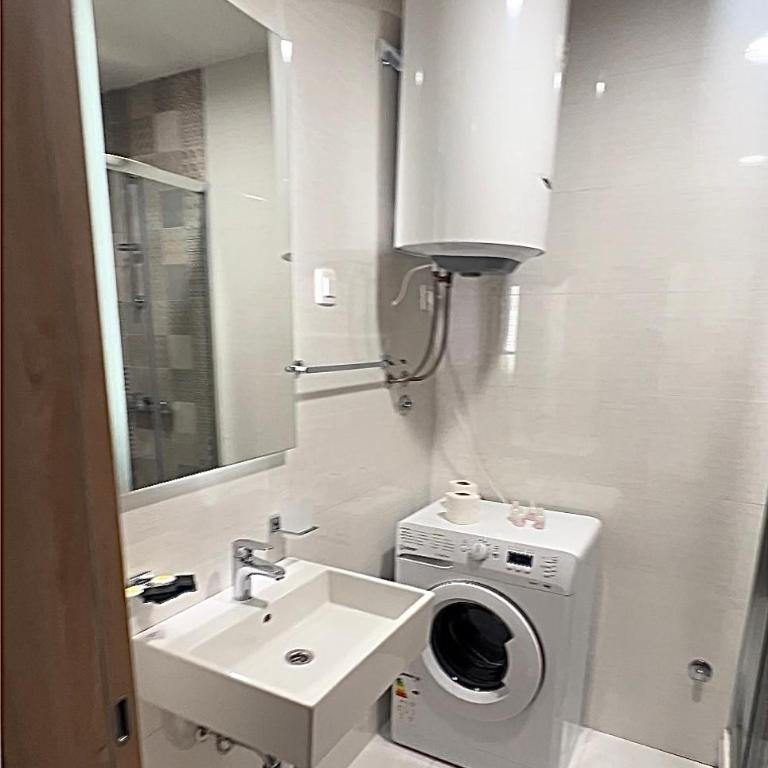 White Homes 16 - Master Quart - Studio Apartment with Balcony - 17