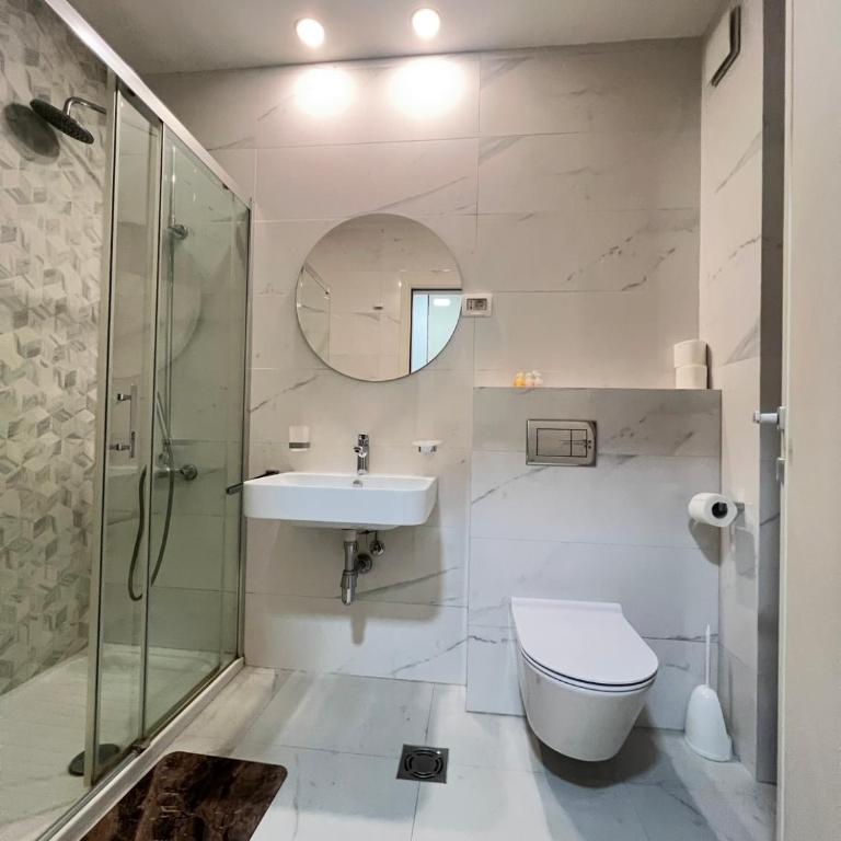 White Homes 1BR - Central Point - One-Bedroom Apartment with Balcony - 10