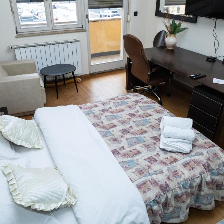 Bolek mansion - Dvokrevetna Soba sa Bračnim Krevetom i Balkonom - 11