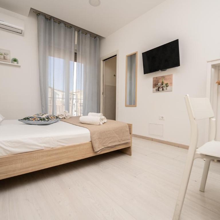 Central Room 128L - Deluxe Double Room with Balcony - 12