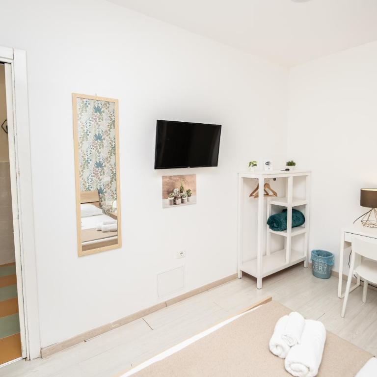 Central Room 128L - Deluxe Double Room with Balcony - 11