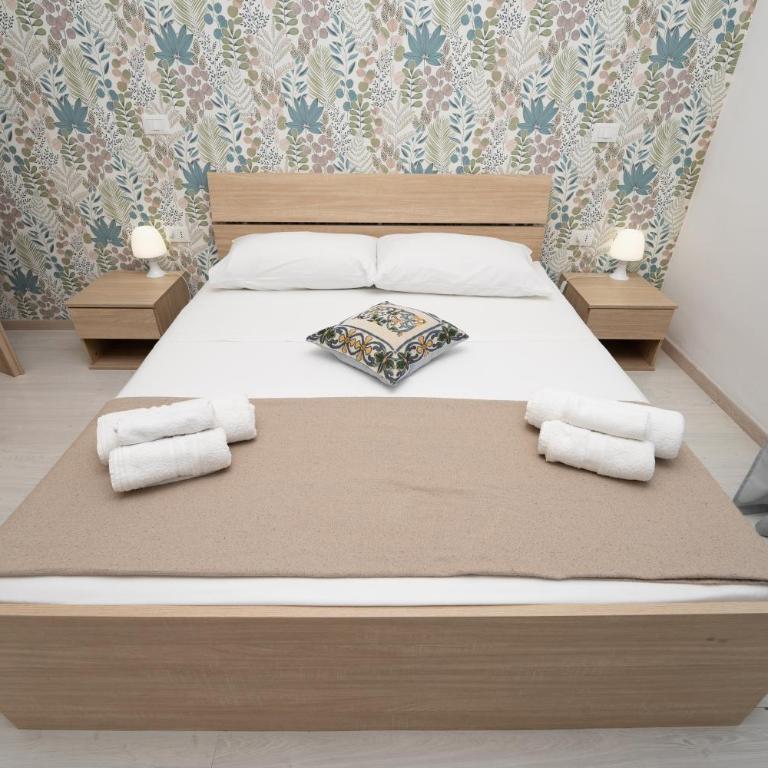 Central Room 128L - Deluxe Double Room with Balcony - 5