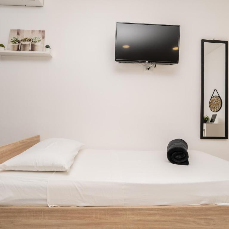 Central Room 128L - Triple Room with Balcony - 10