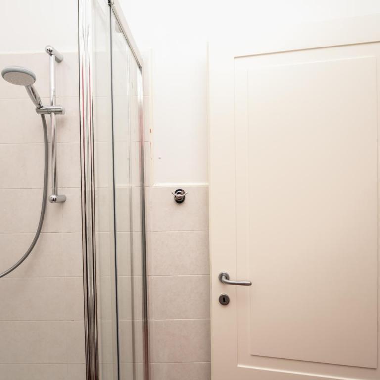 Central Room 128L - Single Room with Private Bathroom - 11