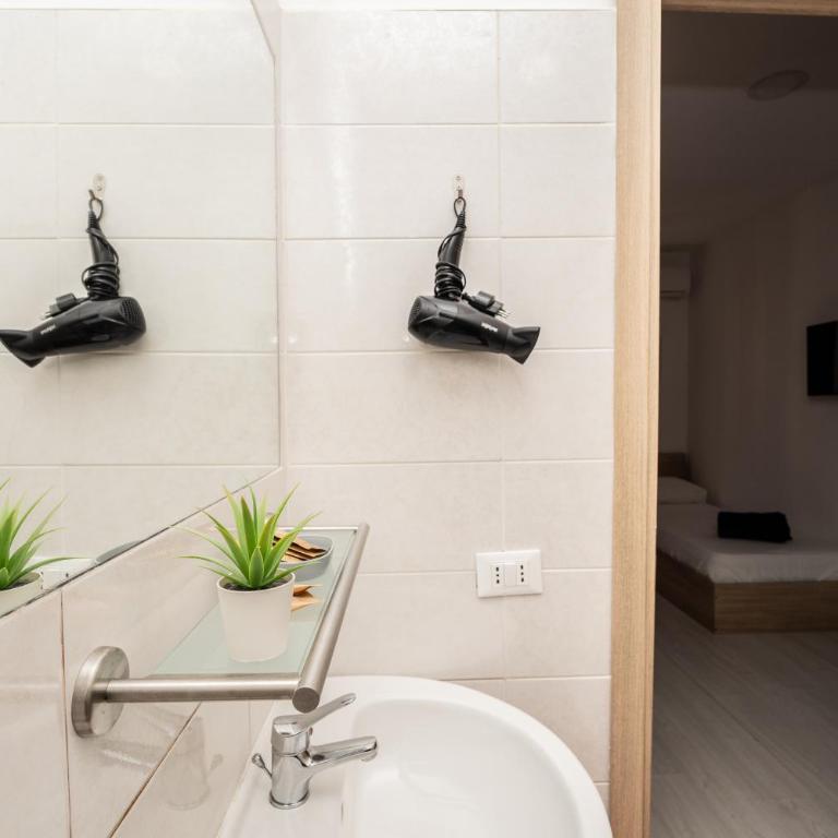 Central Room 128L - Triple Room with Private Bathroom - 9