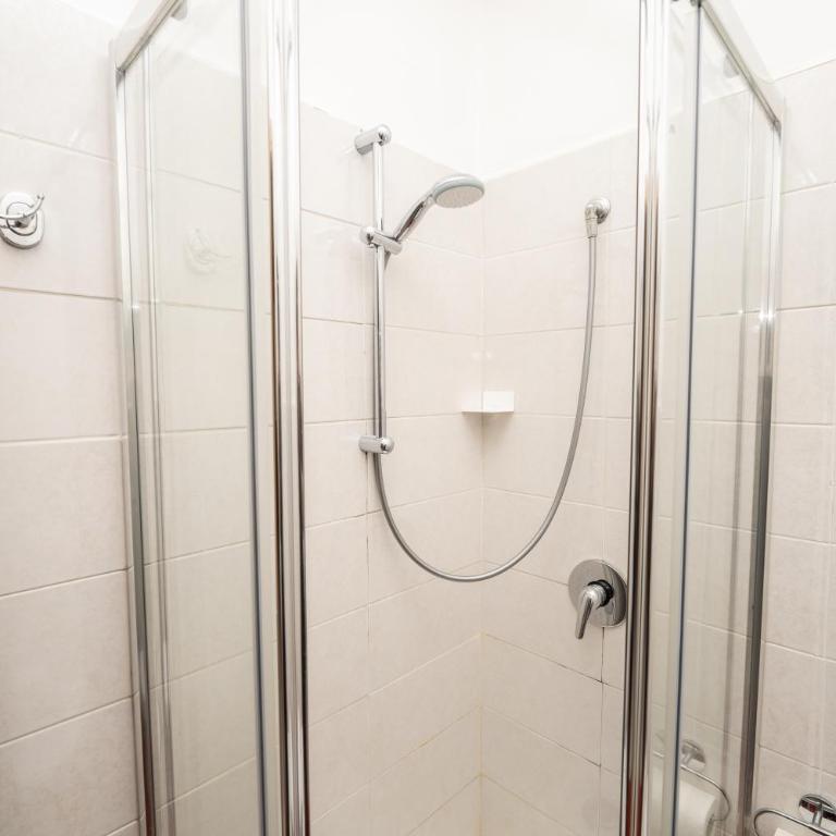 Central Room 128L - Triple Room with Private Bathroom - 5