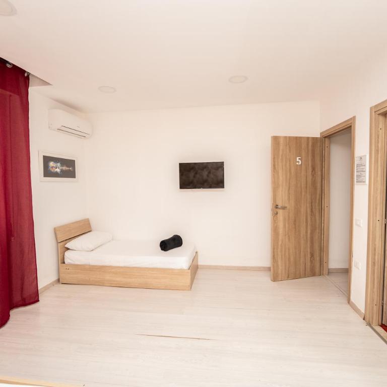Central Room 128L - Triple Room with Private Bathroom - 23