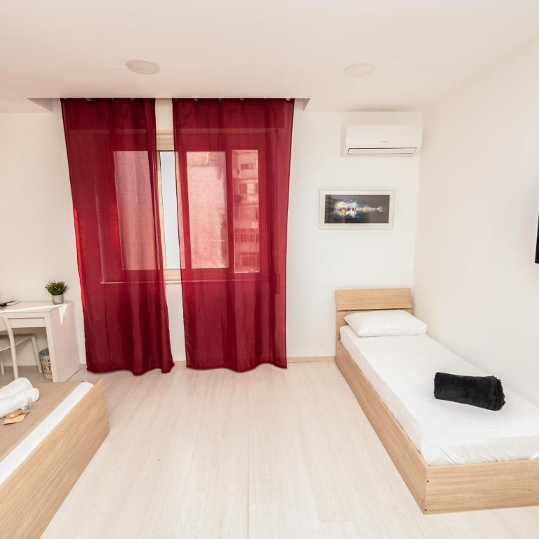 Central Room 128L - Triple Room with Private Bathroom - 8