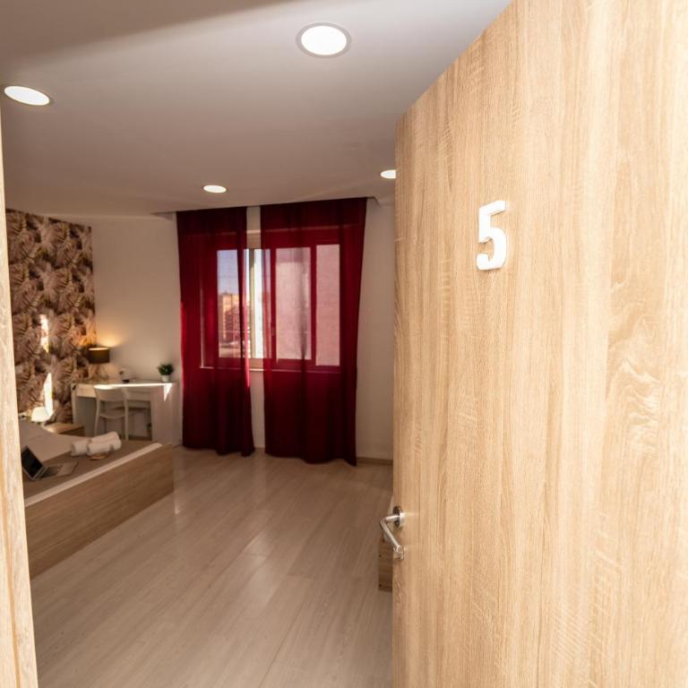 Central Room 128L - Triple Room with Private Bathroom - 16