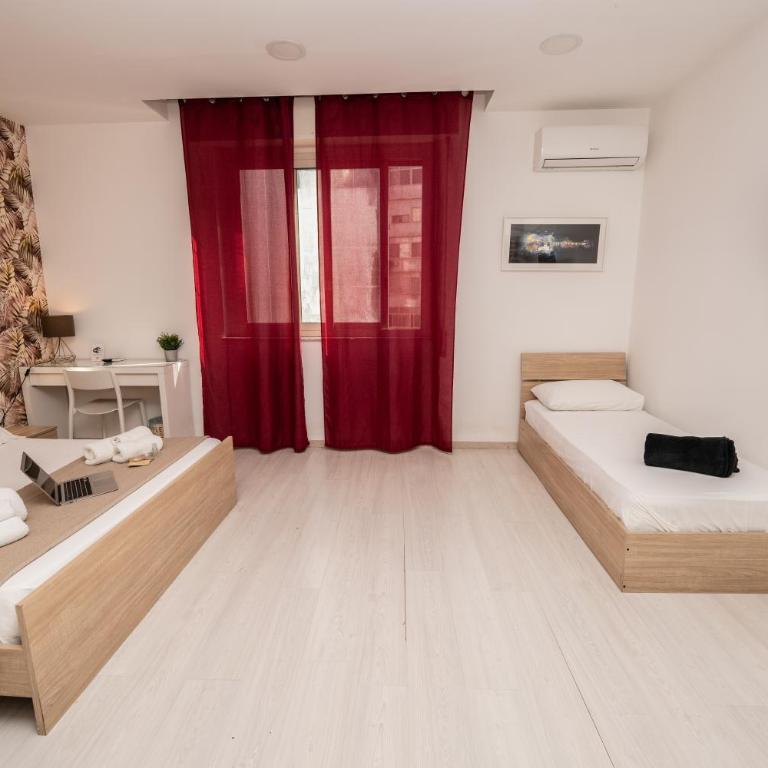 Central Room 128L - Triple Room with Private Bathroom - 13