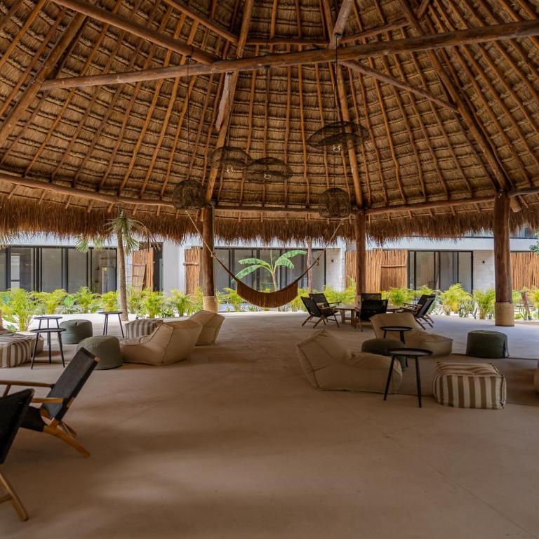 Tropical 2 Bedroom | Private Balcony & Rooftop | Casago - Apartamento de 2 dormitorios con balcón - 30