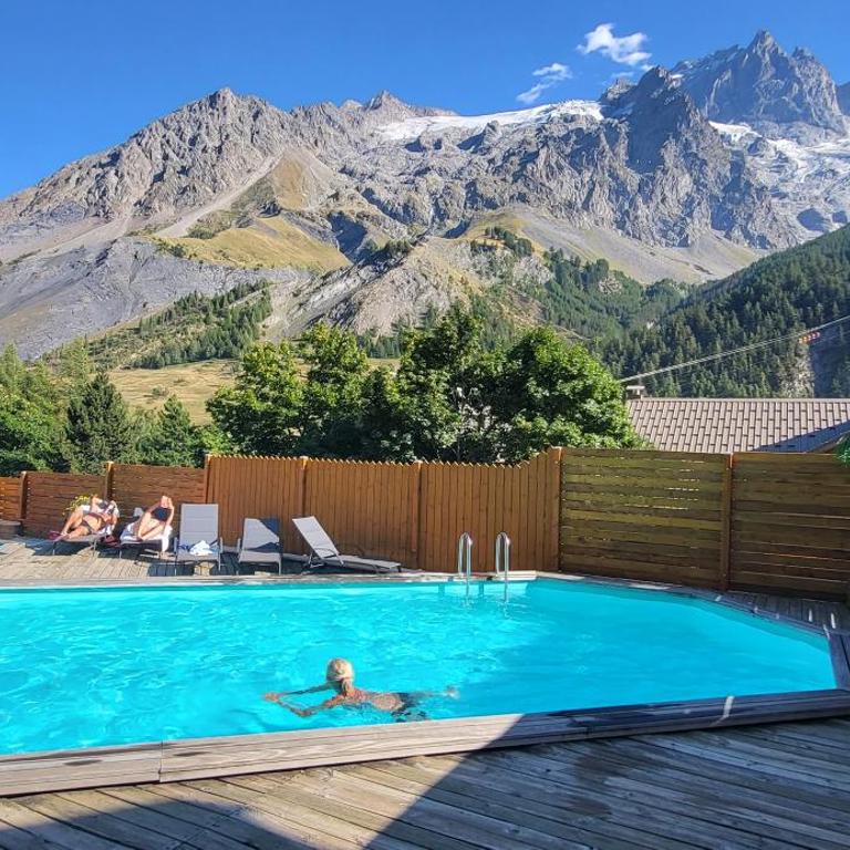 Mountain Lodge in Alps-chez Philippe, Panoramic-Village, Renting, view over Glaciers - N°101 Cosy apartment MARMOTTE with connected rooms with private terrace and glacier view - 1