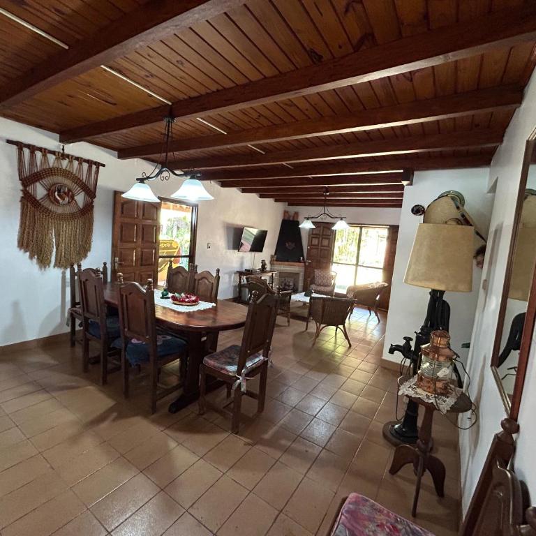 Linda Casa con Quincho Pileta y Playa - Casa de 4 dormitorios - 11