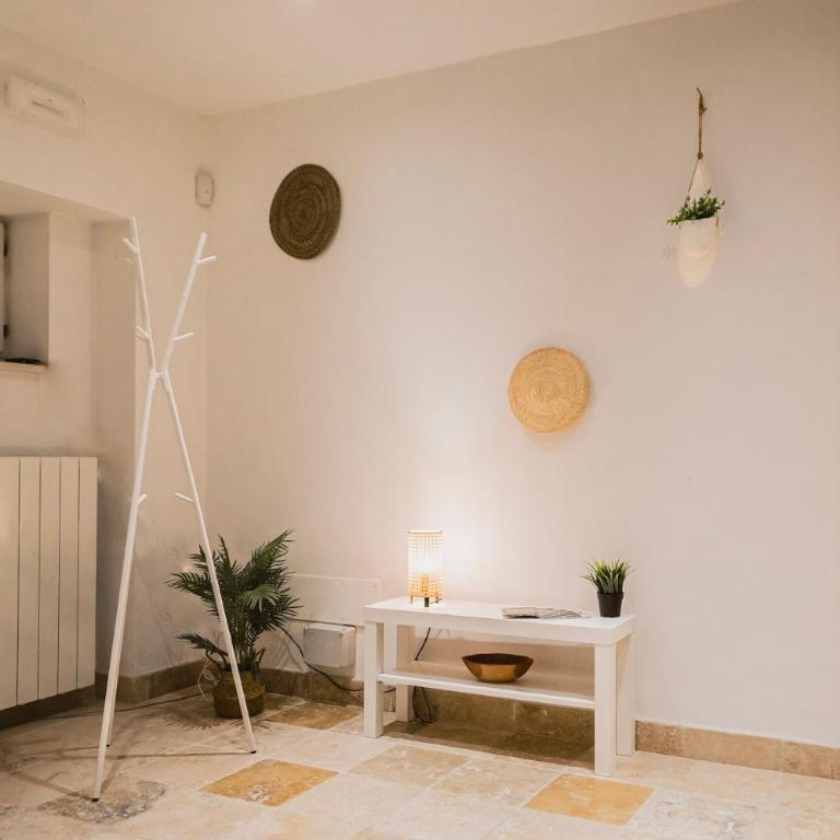 Sassi Suite - Elegant Historic Home - One-Bedroom Apartment - 19