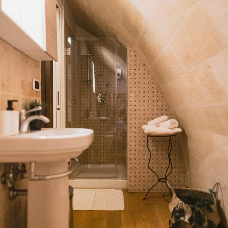 Sassi Suite - Elegant Historic Home - One-Bedroom Apartment - 25