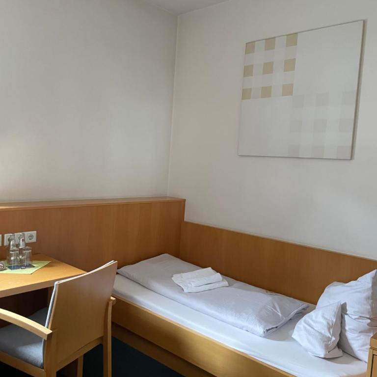 Tagungshaus Himmelspforten - Self Check-In - Standard Zweibettzimmer mit Gartenblick - 4