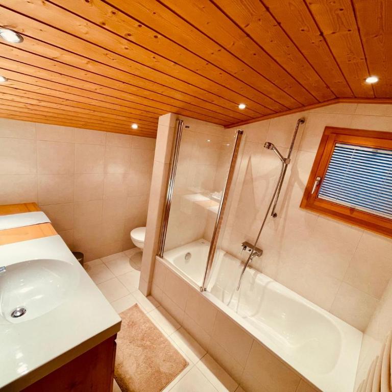 Chalet Bliss spacious six bedrooms and breathtaking views - Suite - 22