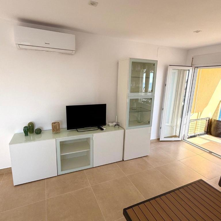 Beach Sea View Apartment - Three-Bedroom Apartment with Ocean View - 13