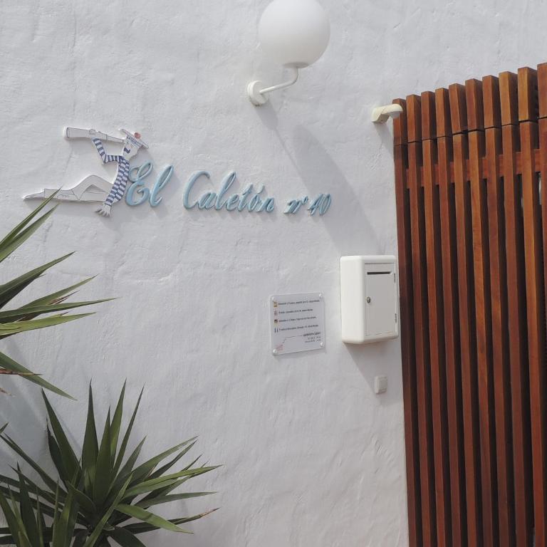 Luxury Sea Front Caleton 40 - Three-Bedroom Villa - 35