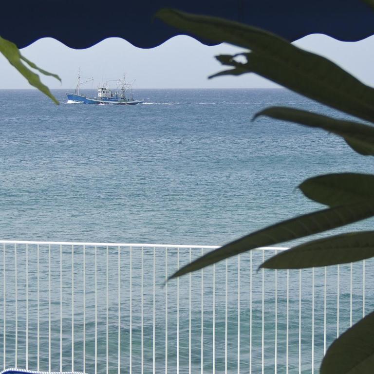 Luxury Sea Front Caleton 40 - Three-Bedroom Villa - 30