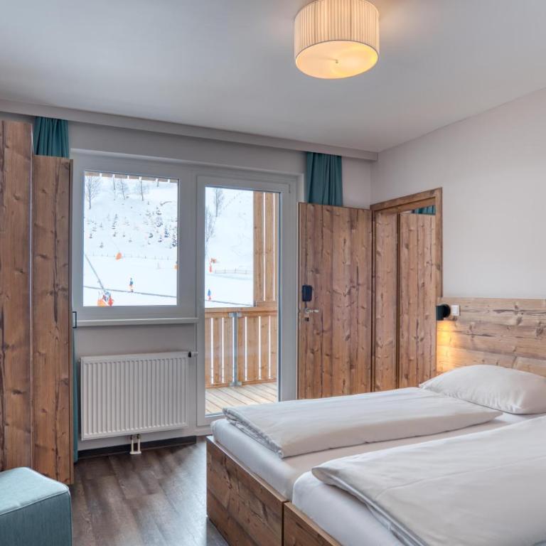 COOEE alpin Hotel Bad Kleinkirchheim - Familienzimmer mit Bergblick - 1