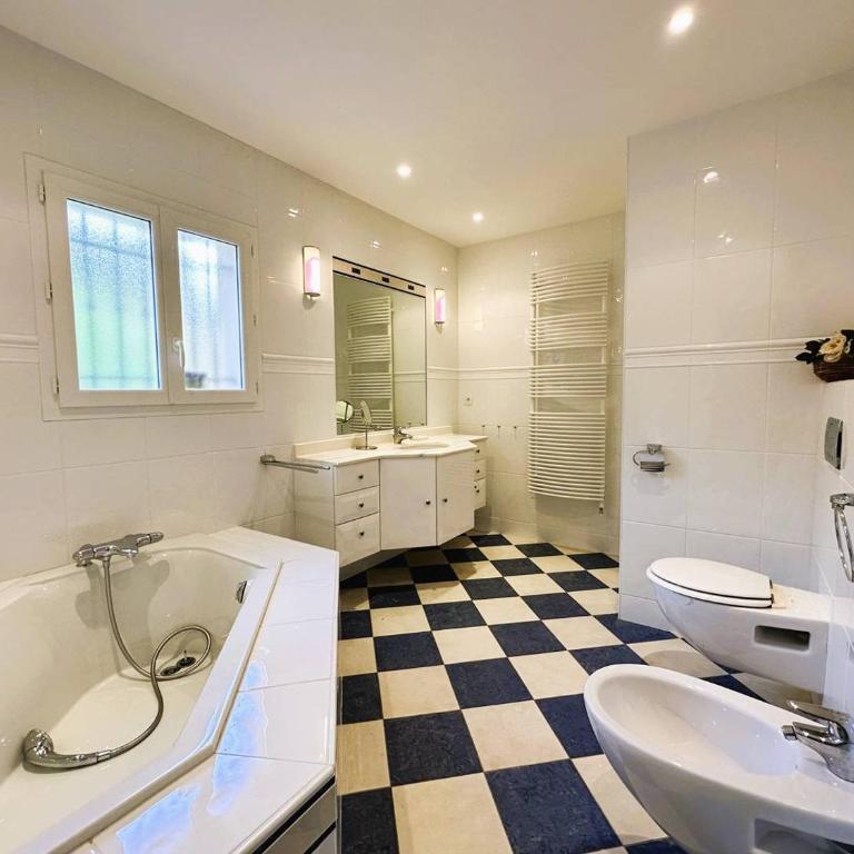 Villa Marguerite pour 10 personnes avec climatisation et vue mer avec piscine privée et chauffée à La Londe-les-Maures - Maison de Vacances 4 Chambres - 34