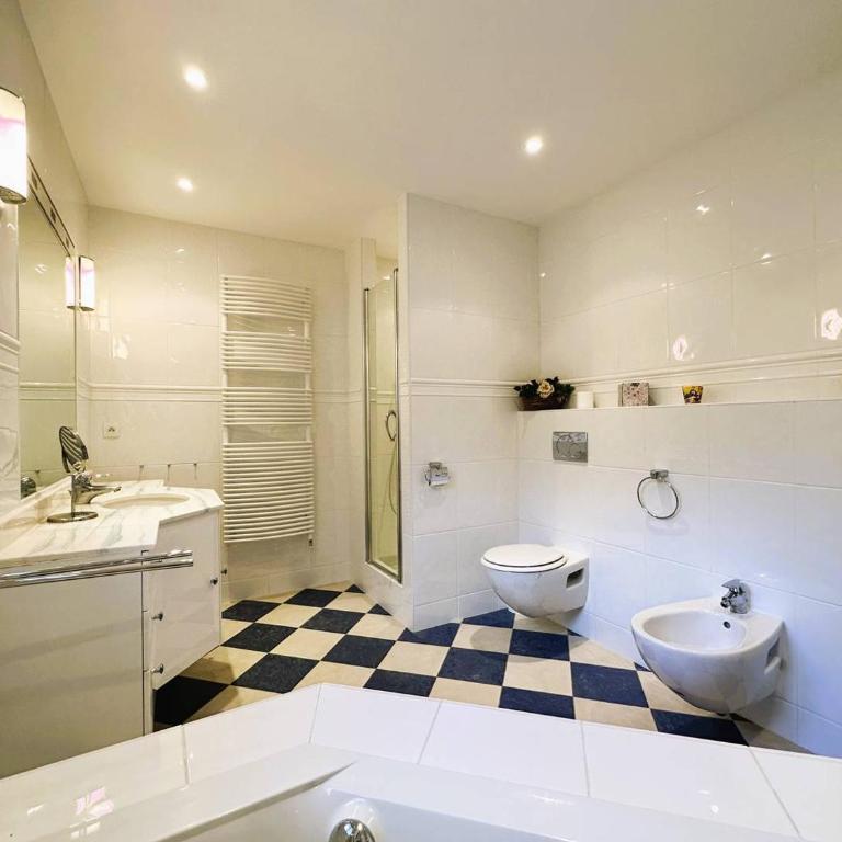 Villa Marguerite pour 10 personnes avec climatisation et vue mer avec piscine privée et chauffée à La Londe-les-Maures - Maison de Vacances 4 Chambres - 35