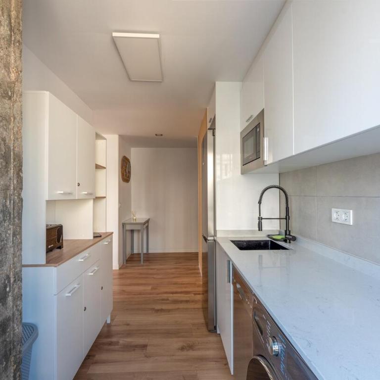 Stunning New Apt, Beach 1min, 2BR, Parking - Two-Bedroom Apartment - 14