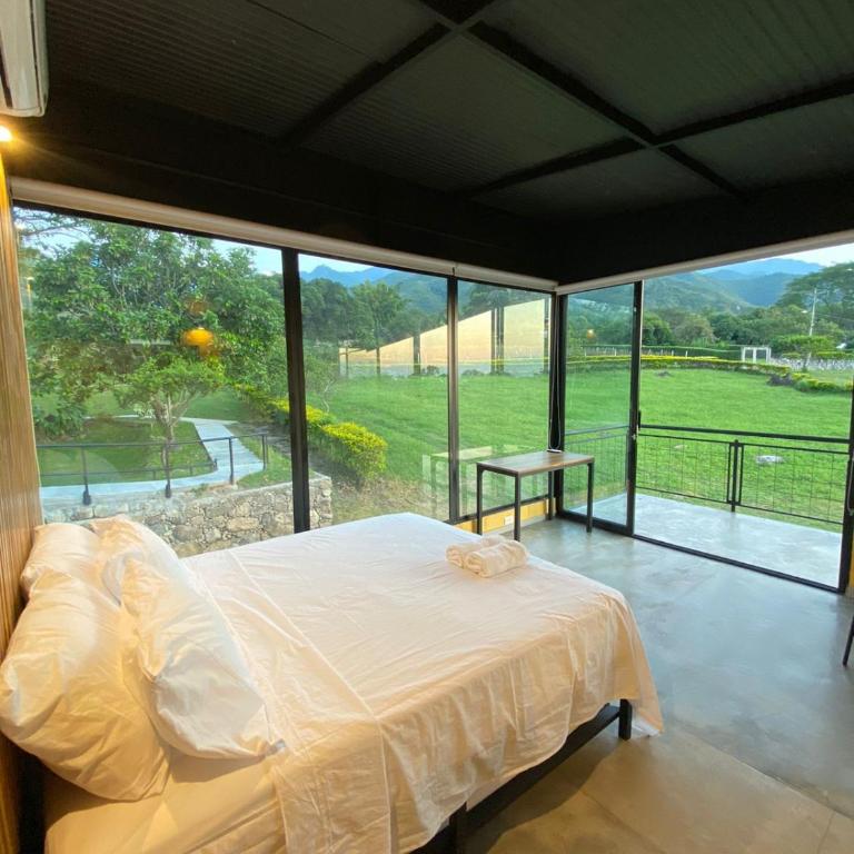 Finca Termópilas Rivera Huila RNT-92367 - Suite con cama grande y vistas a la piscina - 4