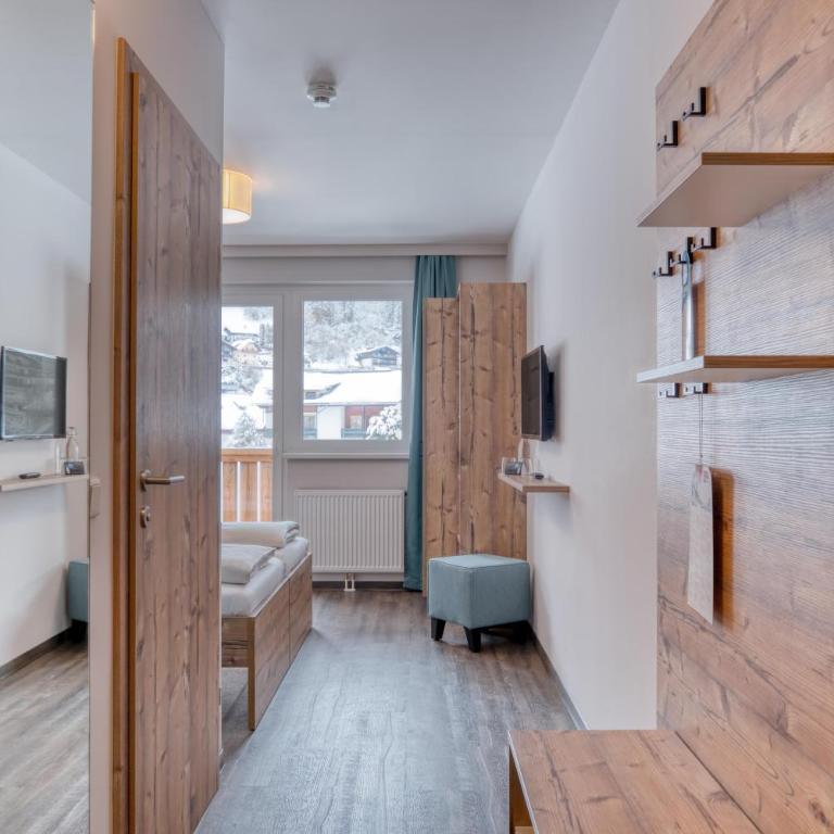 COOEE alpin Hotel Bad Kleinkirchheim - Familienzimmer mit Balkon (2 Erwachsene + 2 Kinder) - 5