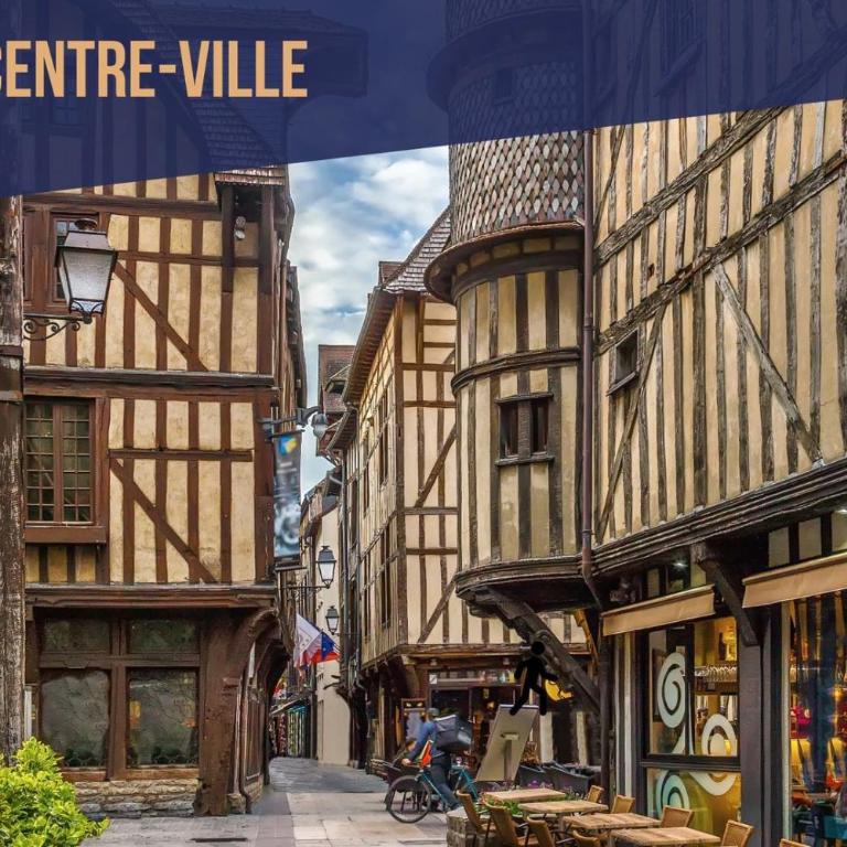 L'Empire Bleu - Séjour à deux au centre de Troyes – Élégant studio avec cuisine équipée et atmosphère cocooning - Appartement Supérieur - Vue sur Ville - 25