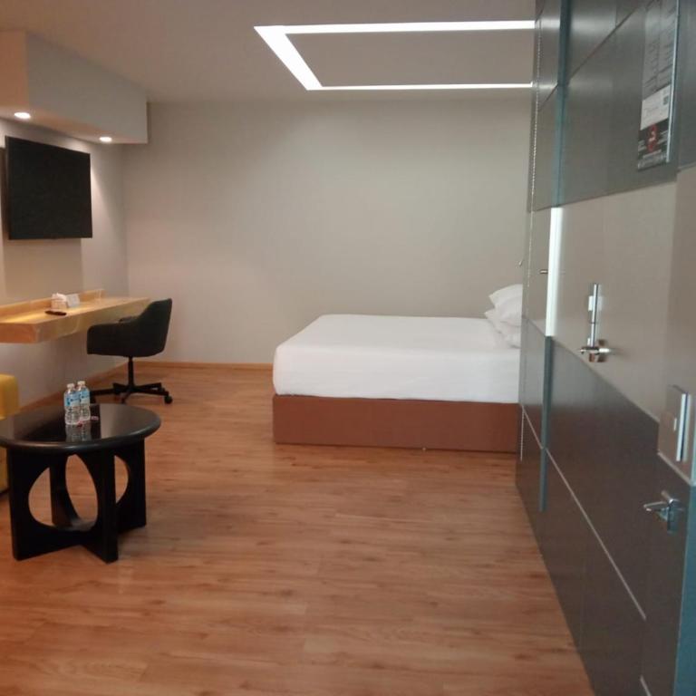 Ramada by Wyndham Mexico City Santa Fe - King Bungalow, Non-Smoking - 8