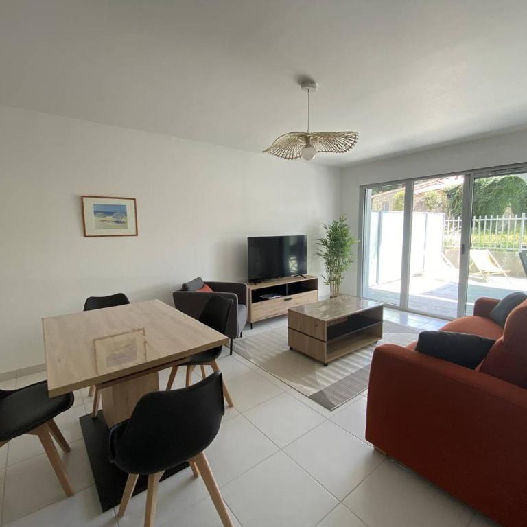 Royan T3 Moderne - Bord De Mer - 6 Pers, Parking, Terrasse - FR-1-738-35 - Apartment - 8