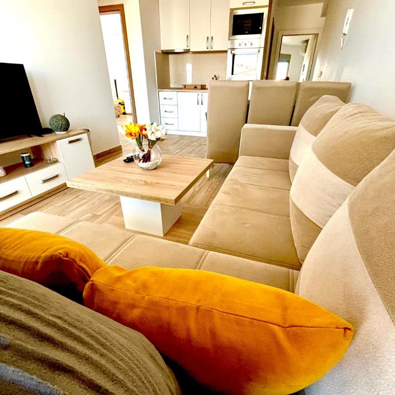 Hana Apartments - Two-Bedroom Apartment with Balcony and Terrace - 4