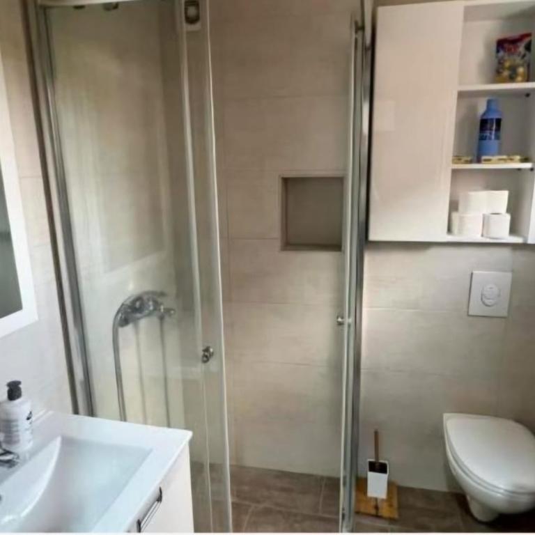 Hana Apartments - Two-Bedroom Apartment with Balcony and Terrace - 18
