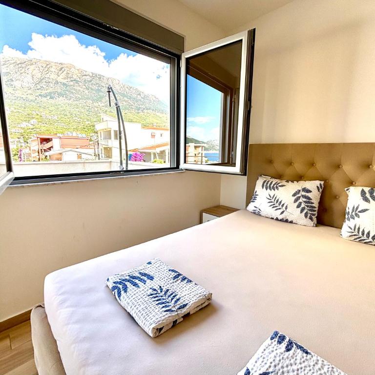 Hana Apartments - Two-Bedroom Apartment with Balcony and Terrace - 9