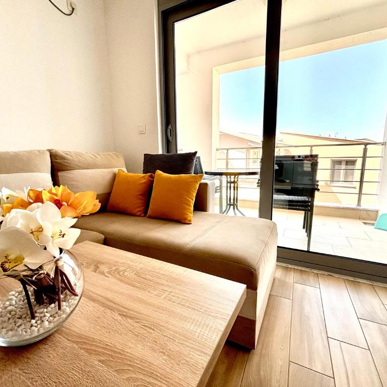 Hana Apartments - Two-Bedroom Apartment with Balcony and Terrace - 1