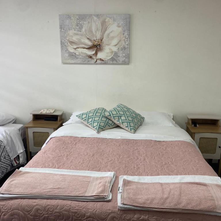 Hostal Like Home - Family Room with Private Bathroom - 11