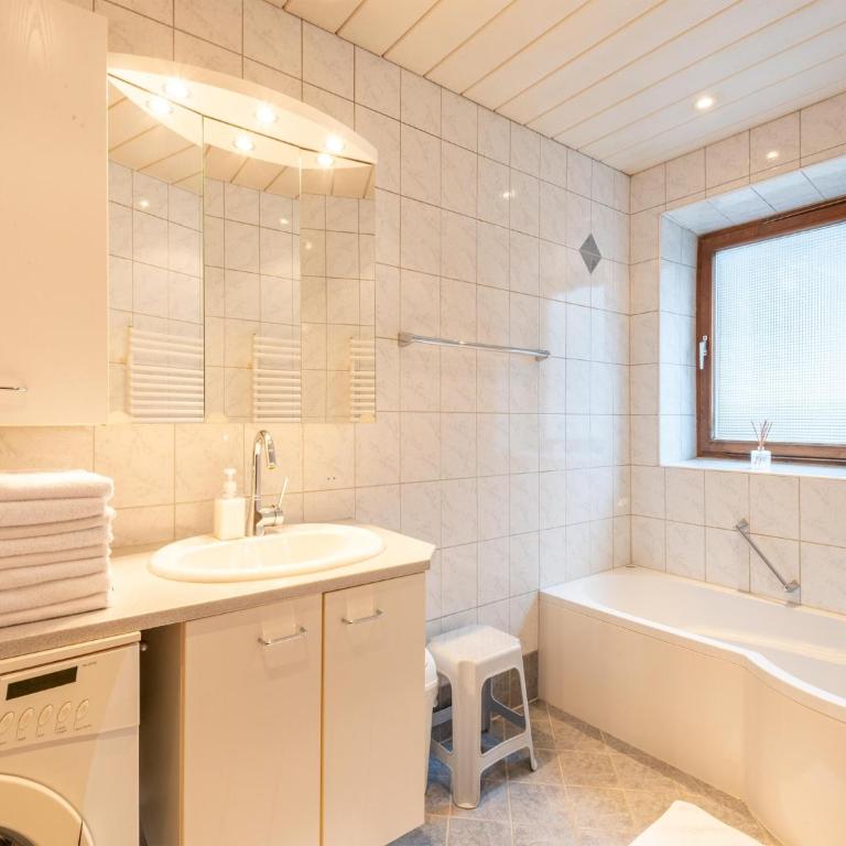 House in Fügen near Zillertal Ski Slopes - Ferienhaus mit 4 Zimmern - 30