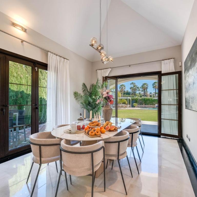 VACATION MARBELLA I Villa Milka, Frontline Golf, Giant Private Heated Pool, Close to High-end Restaurants, 8min Puerto Banus, Cine Room - Villa - 10