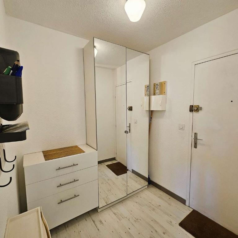 Studio moderne au calme, piscine dans la résidence, lave linge - Studio-Apartment - 7