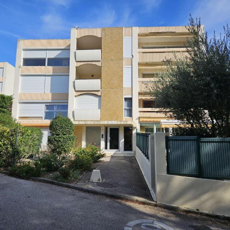 Studio moderne au calme, piscine dans la résidence, lave linge - Studio-Apartment - 8