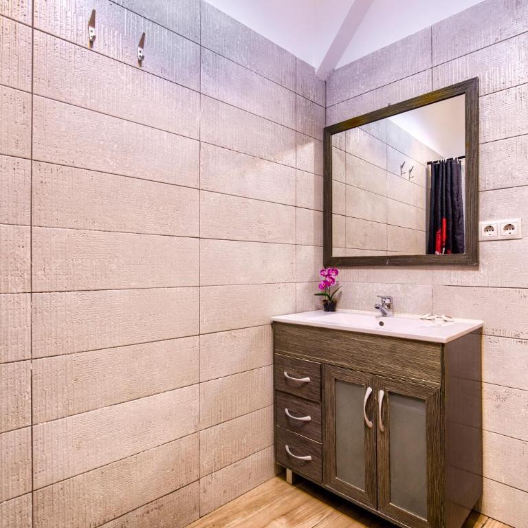 Tirso de Molina I - 3 dormitorios, 2 baños - Three-Bedroom Apartment - 24